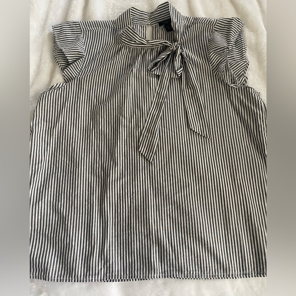 LOFT Sz medium gray and white sleeveless blouse w ruffled detail and bow tie